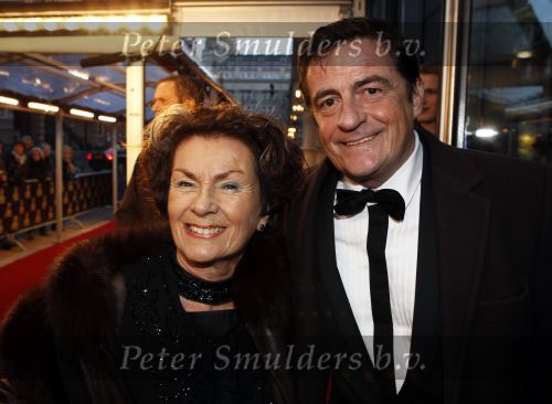 Amsterdam 28 november 2010
Opening Nieuwe de la Mar theater en premiere Le cage aux folles. Johnny Kraaykamp jr met zijn moeder
Peter Smulders bv