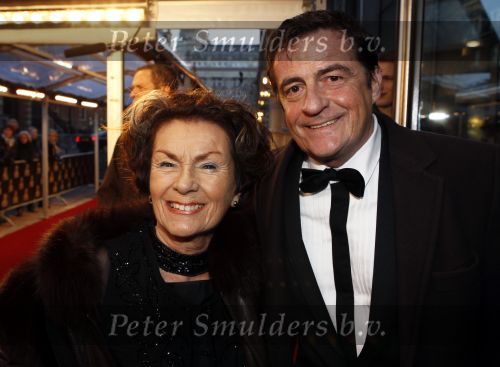 Amsterdam 28 november 2010
Opening Nieuwe de la Mar theater en premiere Le cage aux folles. Johnny Kraaykamp jr met zijn moeder
Peter Smulders bv