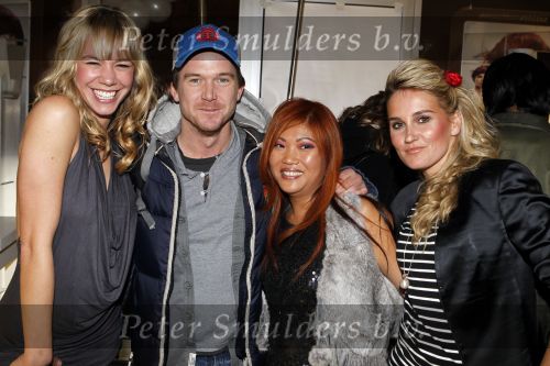 Amsterdam 22 november 2010
Feestje ivm 10 jarig bestaan kapsalon. Nicolette Kluijver Johnnny de Mol Peggy Vrijens en Kim Pieters
Peter Smulders bv