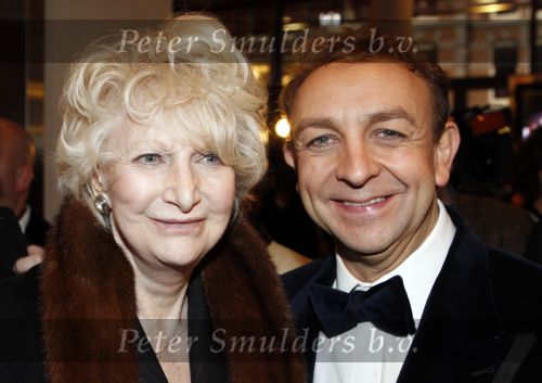 Amsterdam 28 november 2010
Opening nieuwe de la Mar theater en premiere van le cage aux falles. Stanley Burleson en Jon v Eerd en Adele Bloemendaal
Peter Smulders bv
