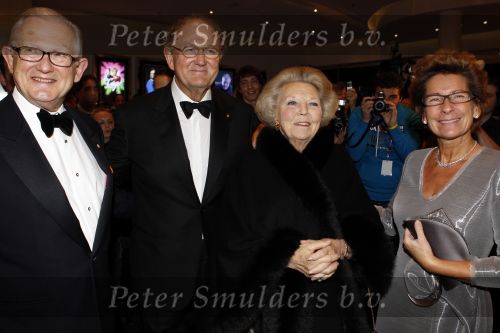Amsterdam 28 november 2010
Opening nieuwe de la Mar theater en premiere van le cage aux falles. Joop en Janine v d Ende met Koningin Beatrix en Pieter v Vollenhoven
Peter Smulders bv