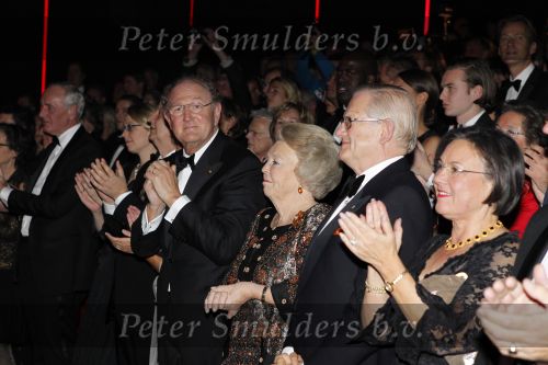 Amsterdam 28 november 2010
Opening nieuwe de la Mar theater en premiere van le cage aux falles. Joop en Janine v d Ende met Koningin Beatrix en Pieter v Vollenhoven
Peter Smulders bv