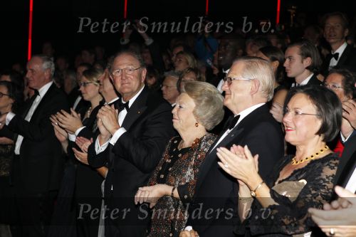 Amsterdam 28 november 2010
Opening nieuwe de la Mar theater en premiere van le cage aux falles. Joop en Janine v d Ende met Koningin Beatrix en Pieter v Vollenhoven
Peter Smulders bv