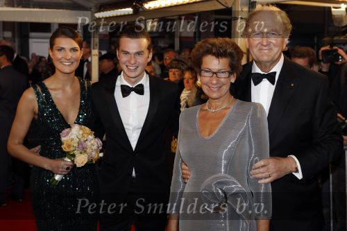 Amsterdam 28 november 2010
Opening Nieuwe de la Mar theater en premiere Le cage aux folles. Joop en Janine v d Ende met hun kinderen Vincent en Iris
Peter Smulders bv