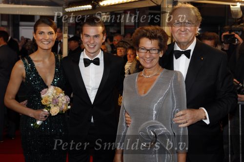 Amsterdam 28 november 2010
Opening Nieuwe de la Mar theater en premiere Le cage aux folles. Joop en Janine v d Ende met hun kinderen Vincent en Iris
Peter Smulders bv