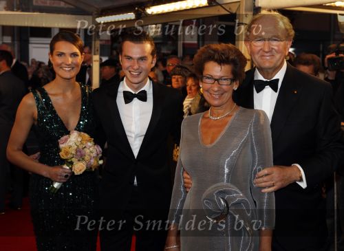 Amsterdam 28 november 2010
Opening Nieuwe de la Mar theater en premiere Le cage aux folles. Joop en Janine v d Ende met hun kinderen Vincent en Iris
Peter Smulders bv