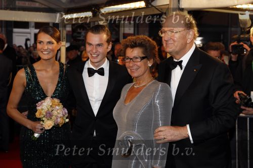 Amsterdam 28 november 2010
Opening Nieuwe de la Mar theater en premiere Le cage aux folles. Joop en Janine v d Ende met hun kinderen Vincent en Iris
Peter Smulders bv