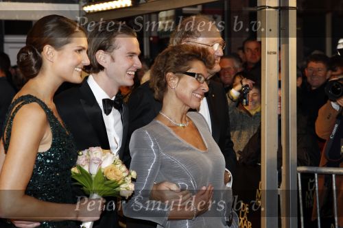 Amsterdam 28 november 2010
Opening Nieuwe de la Mar theater en premiere Le cage aux folles. Joop en Janine v d Ende met hun kinderen Vincent en Iris
Peter Smulders bv