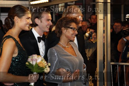 Amsterdam 28 november 2010
Opening Nieuwe de la Mar theater en premiere Le cage aux folles. Joop en Janine v d Ende met hun kinderen Vincent en Iris
Peter Smulders bv