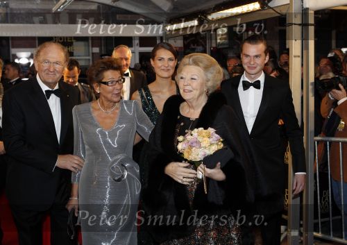 Amsterdam 28 november 2010
Opening Nieuwe de la Mar theater en premiere Le cage aux folles. Joop en Janine v d Ende met hun kinderen Vincent en Iris
Peter Smulders bv