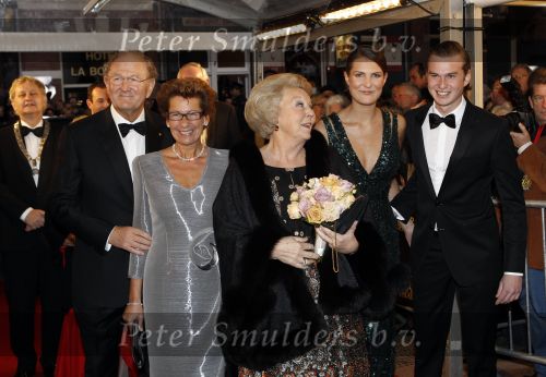 Amsterdam 28 november 2010
Opening Nieuwe de la Mar theater en premiere Le cage aux folles. Joop en Janine v d Ende met hun kinderen Vincent en Iris
Peter Smulders bv