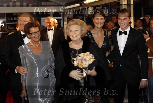 Amsterdam 28 november 2010
Opening Nieuwe de la Mar theater en premiere Le cage aux folles. Joop en Janine v d Ende met hun kinderen Vincent en Iris
Peter Smulders bv