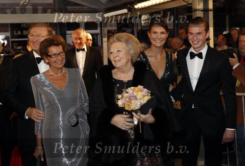 Amsterdam 28 november 2010
Opening Nieuwe de la Mar theater en premiere Le cage aux folles. Joop en Janine v d Ende met hun kinderen Vincent en Iris
Peter Smulders bv