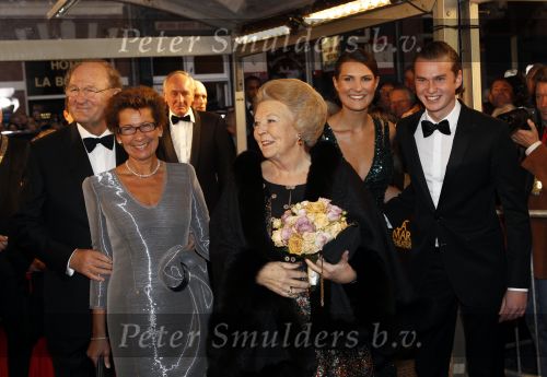 Amsterdam 28 november 2010
Opening Nieuwe de la Mar theater en premiere Le cage aux folles. Joop en Janine v d Ende met hun kinderen Vincent en Iris
Peter Smulders bv