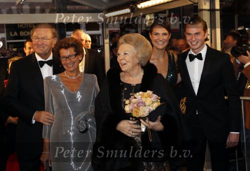 Amsterdam 28 november 2010
Opening Nieuwe de la Mar theater en premiere Le cage aux folles. Joop en Janine v d Ende met hun kinderen Vincent en Iris
Peter Smulders bv