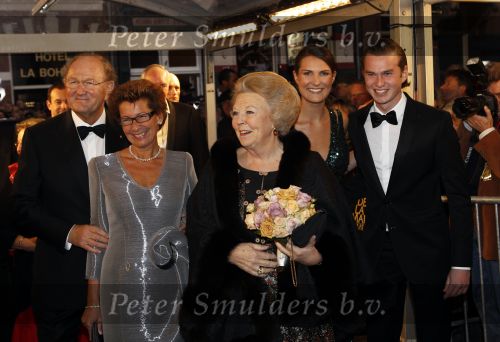 Amsterdam 28 november 2010
Opening Nieuwe de la Mar theater en premiere Le cage aux folles. Joop en Janine v d Ende met hun kinderen Vincent en Iris
Peter Smulders bv
