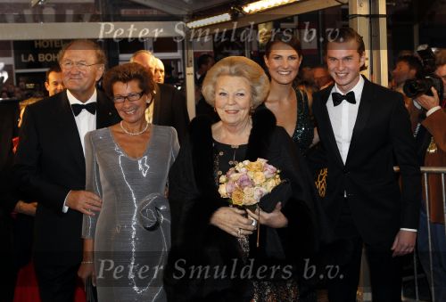 Amsterdam 28 november 2010
Opening Nieuwe de la Mar theater en premiere Le cage aux folles. Joop en Janine v d Ende met hun kinderen Vincent en Iris
Peter Smulders bv