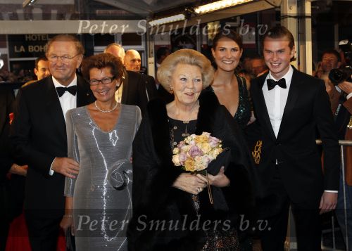 Amsterdam 28 november 2010
Opening Nieuwe de la Mar theater en premiere Le cage aux folles. Joop en Janine v d Ende met hun kinderen Vincent en Iris
Peter Smulders bv