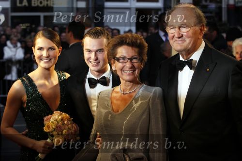 Amsterdam 28 november 2010
Opening Nieuwe de la Mar theater en premiere Le cage aux folles.Joop en Janine v d Ende met kinderen iris en Vincent met Koningin Beatrix
Peter Smulders bv