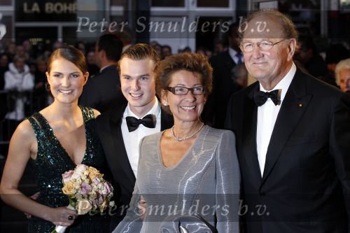 Amsterdam 28 november 2010
Opening Nieuwe de la Mar theater en premiere Le cage aux folles.Joop en Janine v d Ende met kinderen iris en Vincent met Koningin Beatrix
Peter Smulders bv
