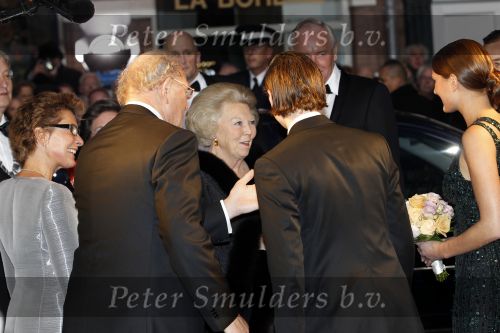 Amsterdam 28 november 2010
Opening Nieuwe de la Mar theater en premiere Le cage aux folles.Joop en Janine v d Ende met kinderen iris en Vincent met Koningin Beatrix
Peter Smulders bv