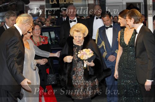 Amsterdam 28 november 2010
Opening Nieuwe de la Mar theater en premiere Le cage aux folles.Joop en Janine v d Ende met kinderen iris en Vincent met Koningin Beatrix
Peter Smulders bv