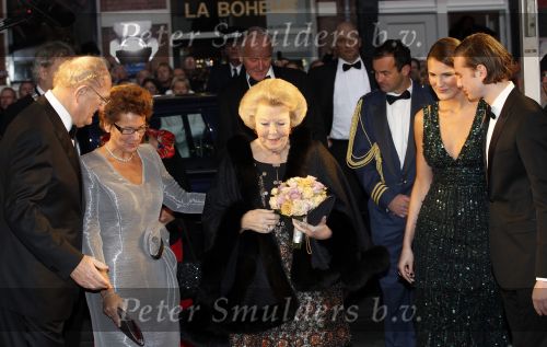 Amsterdam 28 november 2010
Opening Nieuwe de la Mar theater en premiere Le cage aux folles.Joop en Janine v d Ende met kinderen iris en Vincent met Koningin Beatrix
Peter Smulders bv