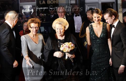 Amsterdam 28 november 2010
Opening Nieuwe de la Mar theater en premiere Le cage aux folles.Joop en Janine v d Ende met kinderen iris en Vincent met Koningin Beatrix
Peter Smulders bv