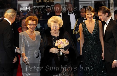 Amsterdam 28 november 2010
Opening Nieuwe de la Mar theater en premiere Le cage aux folles.Joop en Janine v d Ende met kinderen iris en Vincent met Koningin Beatrix
Peter Smulders bv
