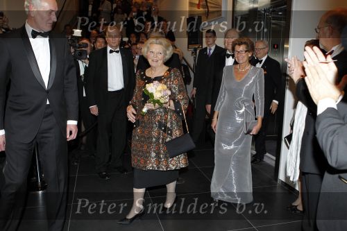 Amsterdam 28 november 2010
Opening nieuwe de la Mar theater en premiere van le cage aux falles. Joop en Janine v d Ende met Koningin Beatrix en Pieter v Vollenhoven
Peter Smulders bv