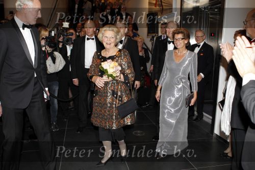 Amsterdam 28 november 2010
Opening nieuwe de la Mar theater en premiere van le cage aux falles. Joop en Janine v d Ende met Koningin Beatrix en Pieter v Vollenhoven
Peter Smulders bv