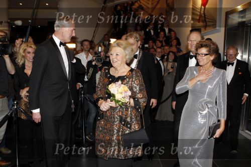 Amsterdam 28 november 2010
Opening nieuwe de la Mar theater en premiere van le cage aux falles. Joop en Janine v d Ende met Koningin Beatrix en Pieter v Vollenhoven
Peter Smulders bv