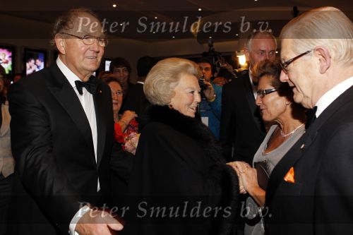Amsterdam 28 november 2010
Opening nieuwe de la Mar theater en premiere van le cage aux falles. Joop en Janine v d Ende met Koningin Beatrix en Pieter v Vollenhoven
Peter Smulders bv