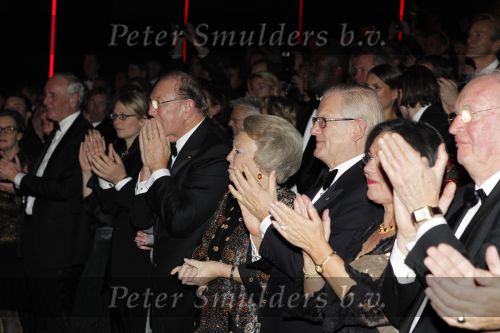 Amsterdam 28 november 2010
Opening nieuwe de la Mar theater en premiere van le cage aux falles. Joop en Janine v d Ende met Koningin Beatrix en Pieter v Vollenhoven
Peter Smulders bv