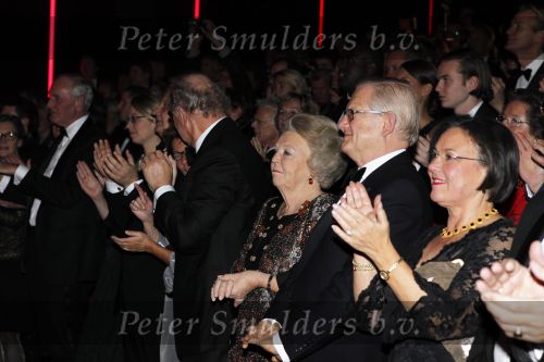 Amsterdam 28 november 2010
Opening nieuwe de la Mar theater en premiere van le cage aux falles. Joop en Janine v d Ende met Koningin Beatrix en Pieter v Vollenhoven
Peter Smulders bv