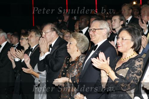 Amsterdam 28 november 2010
Opening nieuwe de la Mar theater en premiere van le cage aux falles. Joop en Janine v d Ende met Koningin Beatrix en Pieter v Vollenhoven
Peter Smulders bv