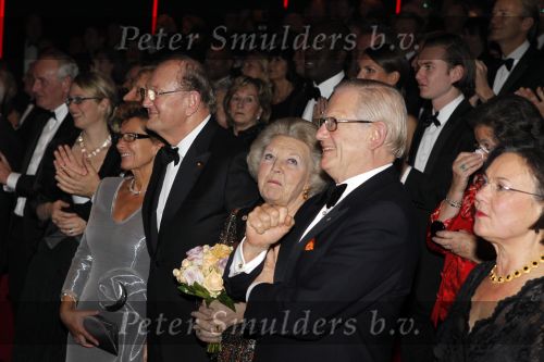 Amsterdam 28 november 2010
Opening nieuwe de la Mar theater en premiere van le cage aux falles. Joop en Janine v d Ende met Koningin Beatrix en Pieter v Vollenhoven
Peter Smulders bv