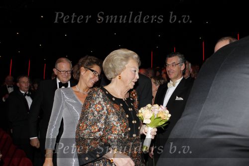 Amsterdam 28 november 2010
Opening nieuwe de la Mar theater en premiere van le cage aux falles. Joop en Janine v d Ende met Koningin Beatrix en Pieter v Vollenhoven
Peter Smulders bv