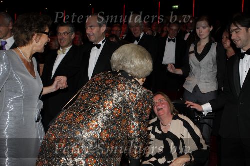 Amsterdam 28 november 2010
Opening nieuwe de la Mar theater en premiere van le cage aux falles. Joop en Janine v d Ende met Koningin Beatrix en Pieter v Vollenhoven
Peter Smulders bv