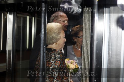 Amsterdam 28 november 2010
Opening nieuwe de la Mar theater en premiere van le cage aux falles. Joop en Janine v d Ende met Koningin Beatrix en Pieter v Vollenhoven
Peter Smulders bv