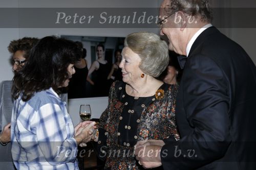 Amsterdam 28 november 2010
Opening nieuwe de la Mar theater en premiere van le cage aux falles. Joop en Janine v d Ende met Koningin Beatrix en Pieter v Vollenhoven. Koningin met Linda v Dijck
Peter Smulders bv