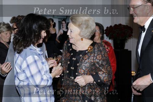 Amsterdam 28 november 2010
Opening nieuwe de la Mar theater en premiere van le cage aux falles. Joop en Janine v d Ende met Koningin Beatrix en Pieter v Vollenhoven. Koningin met Linda v Dijck
Peter Smulders bv