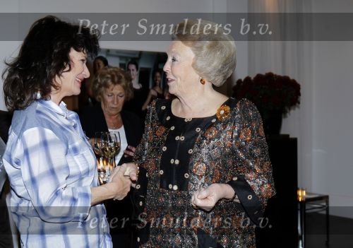 Amsterdam 28 november 2010
Opening nieuwe de la Mar theater en premiere van le cage aux falles. Joop en Janine v d Ende met Koningin Beatrix en Pieter v Vollenhoven. Koningin met Linda v Dijck
Peter Smulders bv
