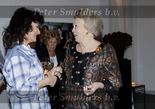 Amsterdam 28 november 2010
Opening nieuwe de la Mar theater en premiere van le cage aux falles. Joop en Janine v d Ende met Koningin Beatrix en Pieter v Vollenhoven. Koningin met Linda v Dijck
Peter Smulders bv