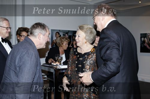 Amsterdam 28 november 2010
Opening nieuwe de la Mar theater en premiere van le cage aux falles. Joop en Janine v d Ende met Koningin Beatrix en Pieter v Vollenhoven. Koningin met Linda v Dijck
Peter Smulders bv