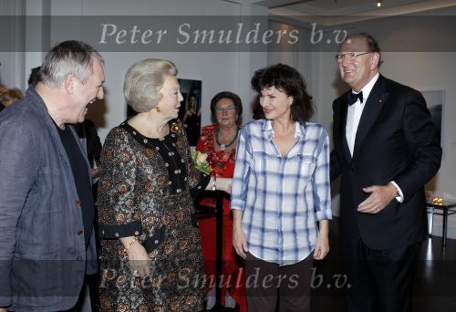 Amsterdam 28 november 2010
Opening nieuwe de la Mar theater en premiere van le cage aux falles. Joop en Janine v d Ende met Koningin Beatrix en Pieter v Vollenhoven. Koningin met Linda v Dijck
Peter Smulders bv