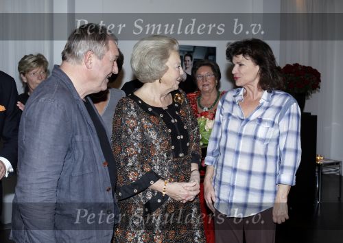 Amsterdam 28 november 2010
Opening nieuwe de la Mar theater en premiere van le cage aux falles. Joop en Janine v d Ende met Koningin Beatrix en Pieter v Vollenhoven. Koningin met Linda v Dijck
Peter Smulders bv