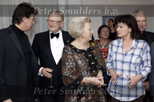 Amsterdam 28 november 2010
Opening nieuwe de la Mar theater en premiere van le cage aux falles. Joop en Janine v d Ende met Koningin Beatrix en Pieter v Vollenhoven. Koningin met Linda v Dijck
Peter Smulders bv