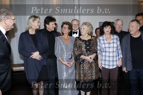 Amsterdam 28 november 2010
Opening nieuwe de la Mar theater en premiere van le cage aux falles. Joop en Janine v d Ende met Koningin Beatrix en Pieter v Vollenhoven. Koningin met Linda v Dijck en Marc Klein Essink
Peter Smulders bv