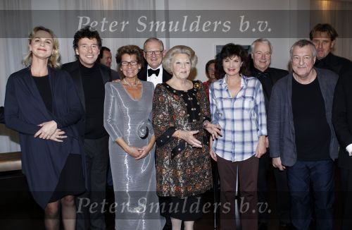 Amsterdam 28 november 2010
Opening nieuwe de la Mar theater en premiere van le cage aux falles. Joop en Janine v d Ende met Koningin Beatrix en Pieter v Vollenhoven. Koningin met Linda v Dijck en Marc Klein Essink
Peter Smulders bv